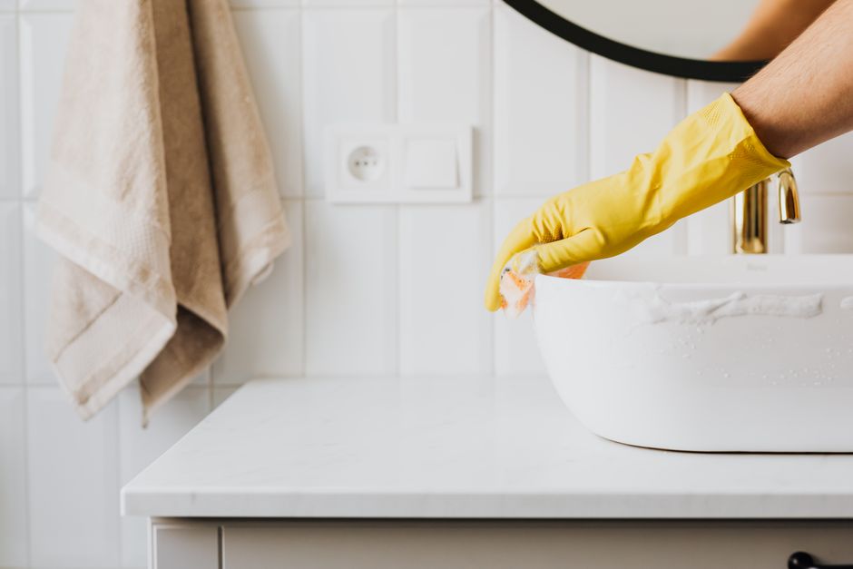 Thorough cleaning of a contemporary bathroom